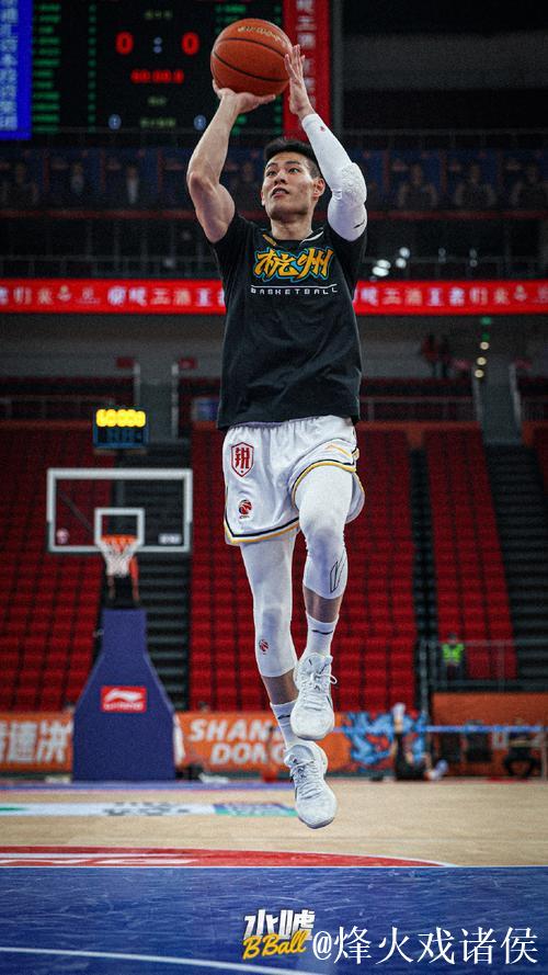 唯快不破!@林秉圣Nelson 持球推进,觅得空隙直杀内线,强硬上篮造成2+1! 唯快不破!@林秉圣Nelson 持球推进,觅得空隙直杀内线,强硬上篮造成2+1!